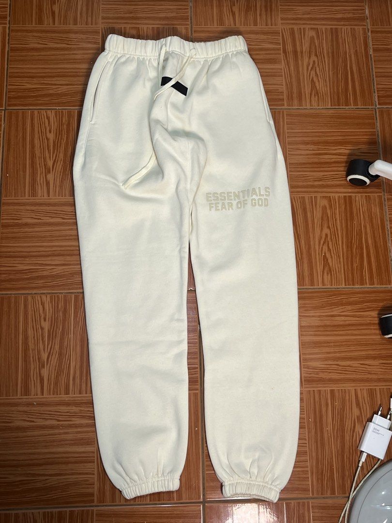 Essentials (Category: Sets & Coordinates) located in Pasay City. Submitted by fkemup (Listing ID 1462917568, Image 3). Description: essentials size small lahat can do meetup shipping thru lalamove/jnt.