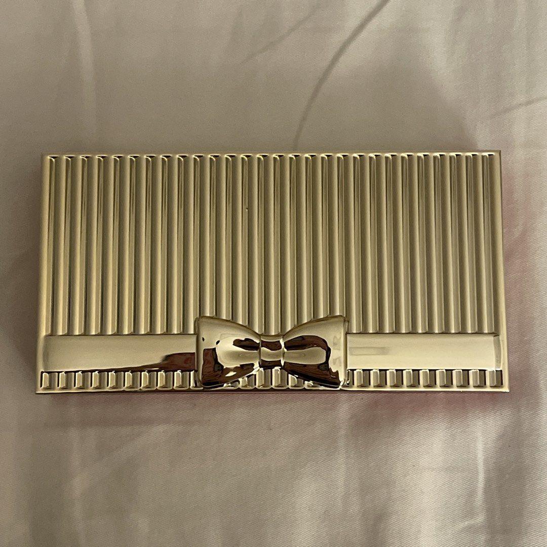 Estee Lauder Eyeshadow Palette (Category: Makeup) located in Pasay City. Submitted by fromyaning (Listing ID 1463053230, Image 2). Description: - unused! - mop: gcash - mod: jnt.