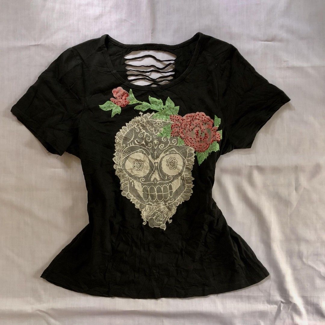 Black skull + roses (Category: Blouses) located in Tagum. Submitted by zealfish_9718e4 (Listing ID 1462935940, Image 1). Description: .