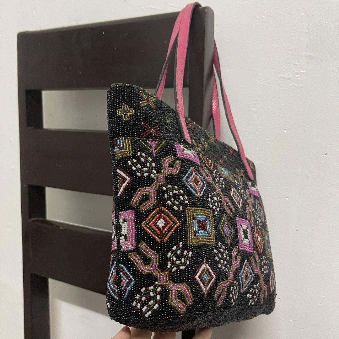 FENDI SAS (Category: Luxury Bags & Wallets) located in Cagayan de Oro. Submitted by ellatheshihtzu (Listing ID 1463037721, Image 2). Description: Check nalang po ang pics ang details. May kabigatan kasi beads lahat pero matibay pwede lagyan mabigat.