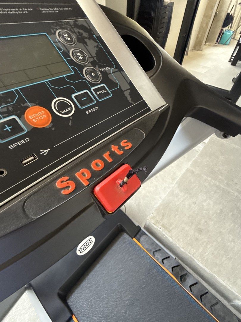 For sale hardcore threadmill (Category: Cardio & Fitness Machines) located in Paranaque City. Submitted by engrmike (Listing ID 1462952925, Image 3). Description: For sale hardcore threadmill 14,000 Paranaque area Rfs : not being used Issue putol ung tali pero perfect working condition.