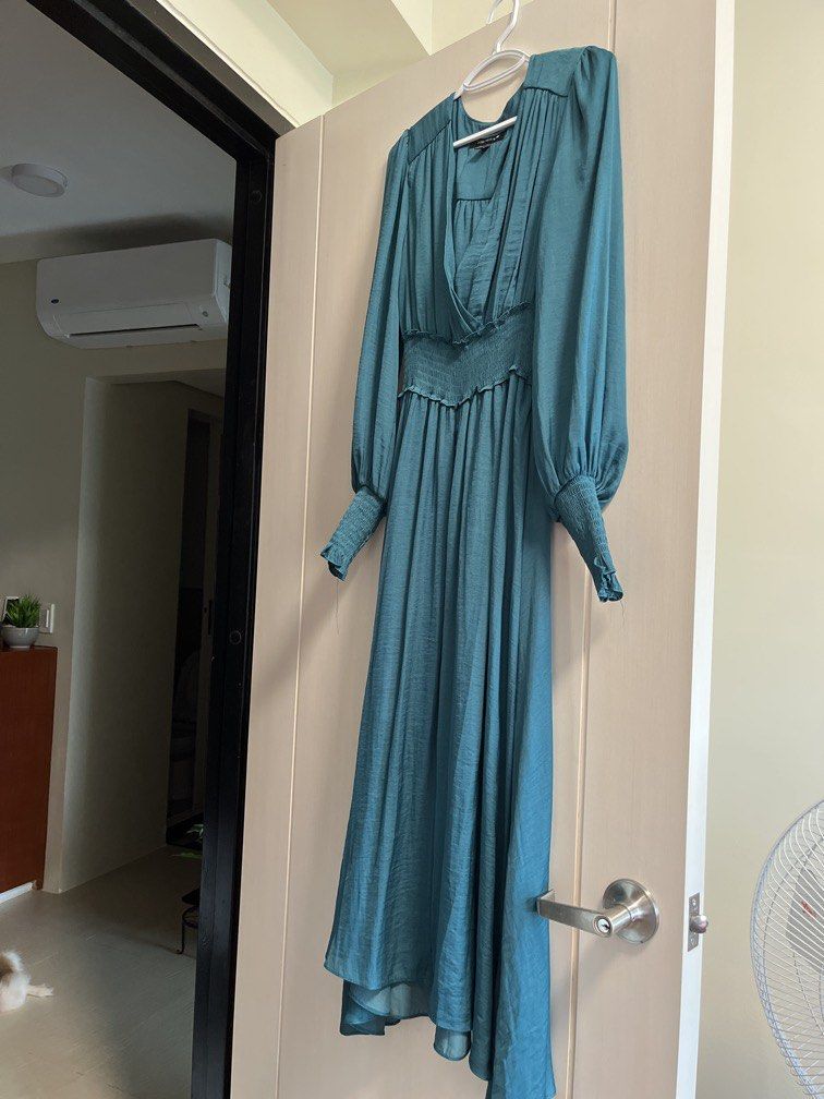 ForeverNew BlueGreen Midi Dress (Category: Dresses) located in Paranaque City. Submitted by everybodycloset (Listing ID 1462889516, Image 1). Description: Super pretty!!! Lakas maka bridgerton ang peg. This is ForeverNew myDears!!!! Best fit to Medium size. Very nice in actual. Good for weddings, events, even pang samba. I bought this at almost 7k!!!!! Selling super low kasi diko naman ginagamit. .