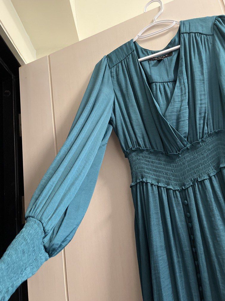 ForeverNew BlueGreen Midi Dress (Category: Dresses) located in Paranaque City. Submitted by everybodycloset (Listing ID 1462889516, Image 2). Description: Super pretty!!! Lakas maka bridgerton ang peg. This is ForeverNew myDears!!!! Best fit to Medium size. Very nice in actual. Good for weddings, events, even pang samba. I bought this at almost 7k!!!!! Selling super low kasi diko naman ginagamit. .