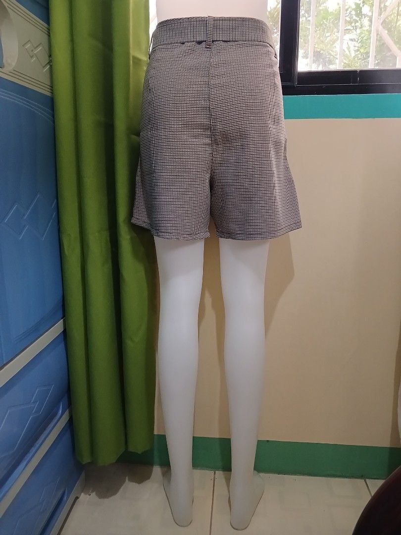 Forme short (Category: Shorts) located in Naguilian. Submitted by impulsive.buyer02 (Listing ID 1462951147, Image 3). Description: small.