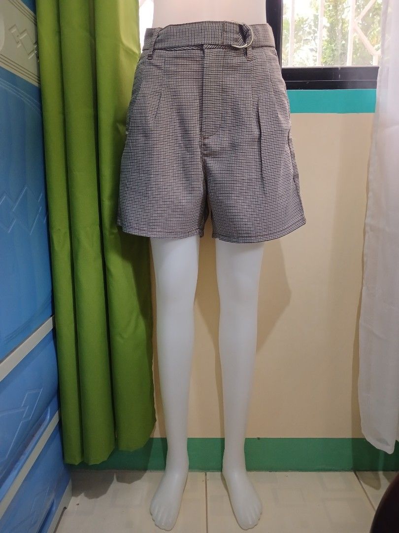 Forme short (Category: Shorts) located in Naguilian. Submitted by impulsive.buyer02 (Listing ID 1462951147, Image 2). Description: small.