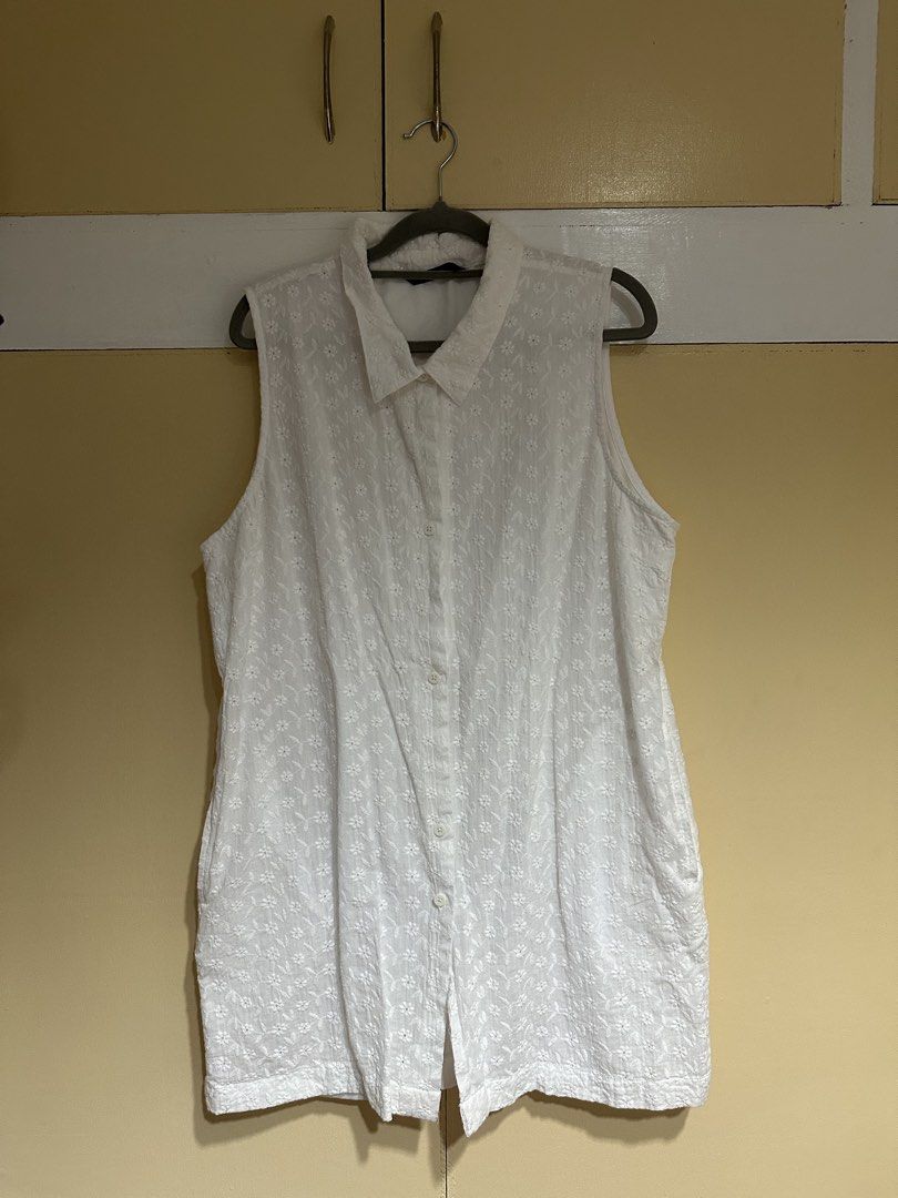 FORME Sleeveless Shirt XL (Category: Sleeveless) located in Las Pinas. Submitted by lovedbydemn (Listing ID 1463047560, Image 1). Description: - White sleeveless shirt - Classic collar USED ONCE ONLY.