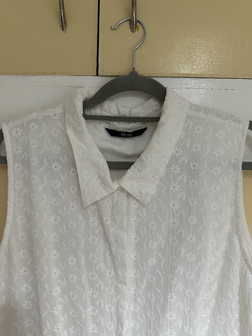 FORME Sleeveless Shirt XL (Category: Sleeveless) located in Las Pinas. Submitted by lovedbydemn (Listing ID 1463047560, Image 2). Description: - White sleeveless shirt - Classic collar USED ONCE ONLY.