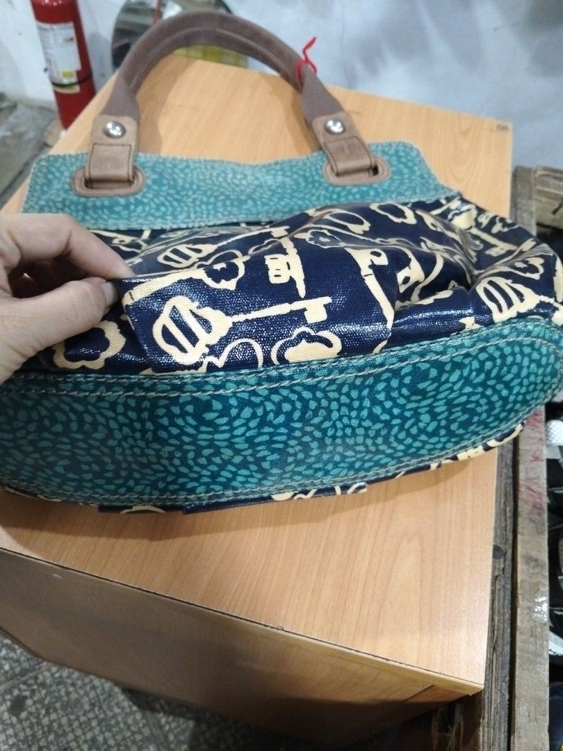 Fossil (Category: Shoulder Bags) located in El Salvador. Submitted by francheskaukayukay (Listing ID 1462941004, Image 3). Description: .