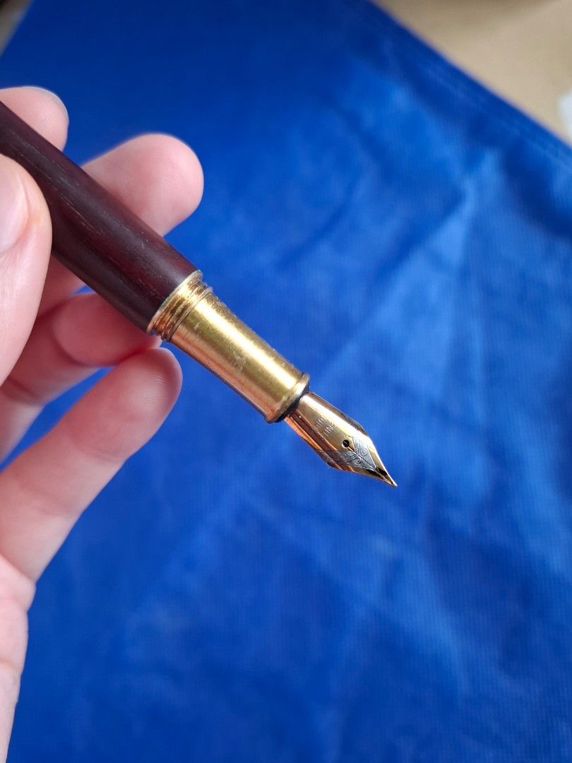 Fountain pen (Category: Stationery & School Supplies) located in Quezon City. Submitted by the-find (Listing ID 1463063296, Image 1). Description: .