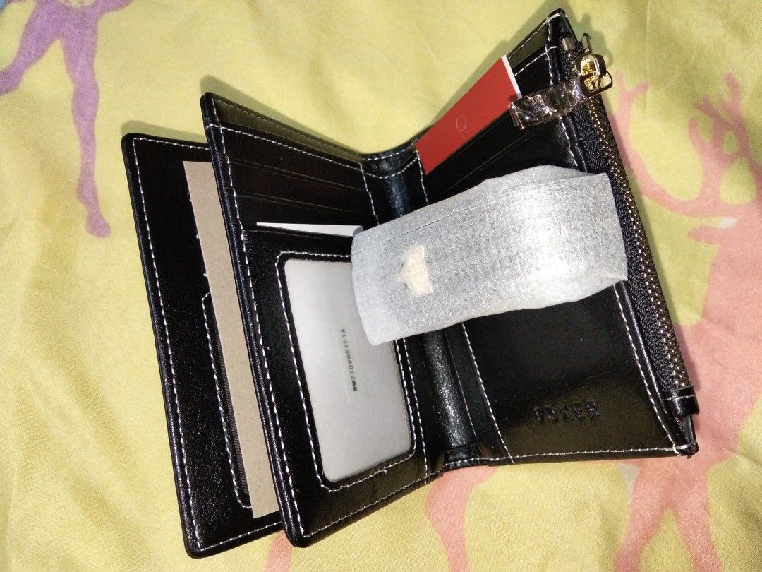 Foxer Wallet (Category: Wallets & Card holders) located in Tanza. Submitted by dprelovedspace (Listing ID 1462983131, Image 3). Description: Material: Beef split leather+synthetic leather (microfiber) Box included ₱919.