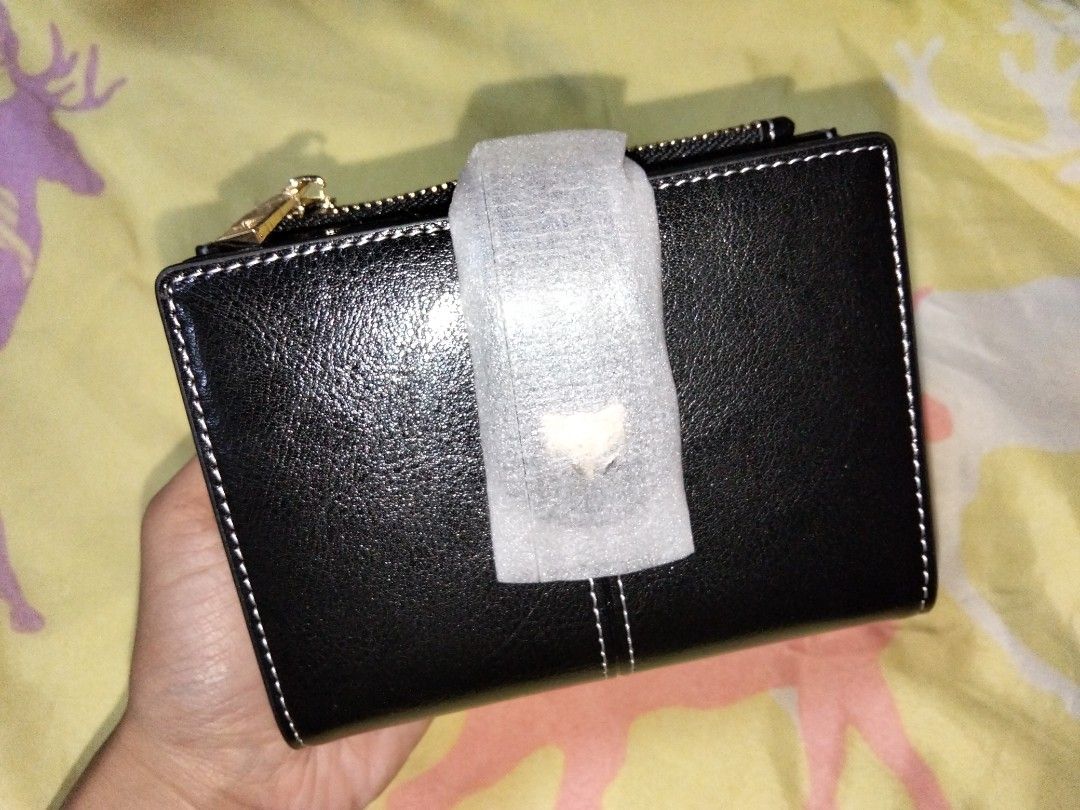 Foxer Wallet (Category: Wallets & Card holders) located in Tanza. Submitted by dprelovedspace (Listing ID 1462983131, Image 1). Description: Material: Beef split leather+synthetic leather (microfiber) Box included ₱919.