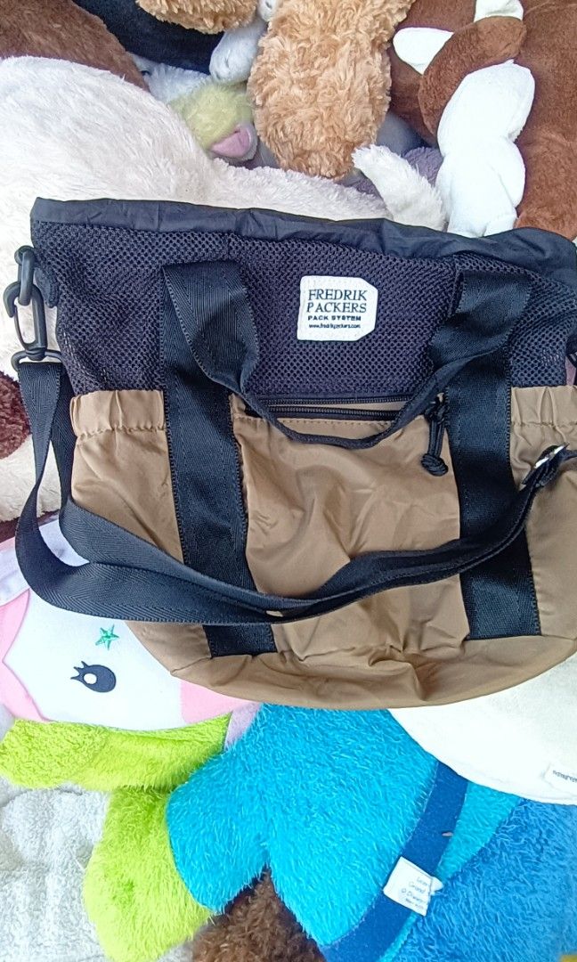 Fredrik packers sling (Category: Luxury Bags & Wallets) located in General Santos City (Dadiangas). Submitted by japan-ukay (Listing ID 1462954708, Image 2). Description: no sign of use.