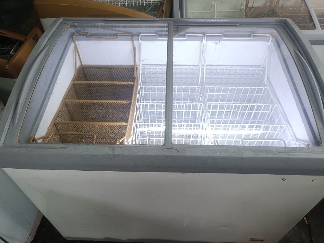 Freezer Fujidenzo 10cuft with 3basket (Category: Refrigerators and Freezers) located in Manila. Submitted by luckywindow.aircon02 (Listing ID 1462918814, Image 2). Description: curve display chest freezer glass door 📍 10cuft with 3baskets Unit details 👇🏽 - Store pull out second hand - Fujidenzo brand - Inverter type - 220v - fast freeze - adjustable temp - removable baskets - functionable led light with switch on & off - also with wheels gulon