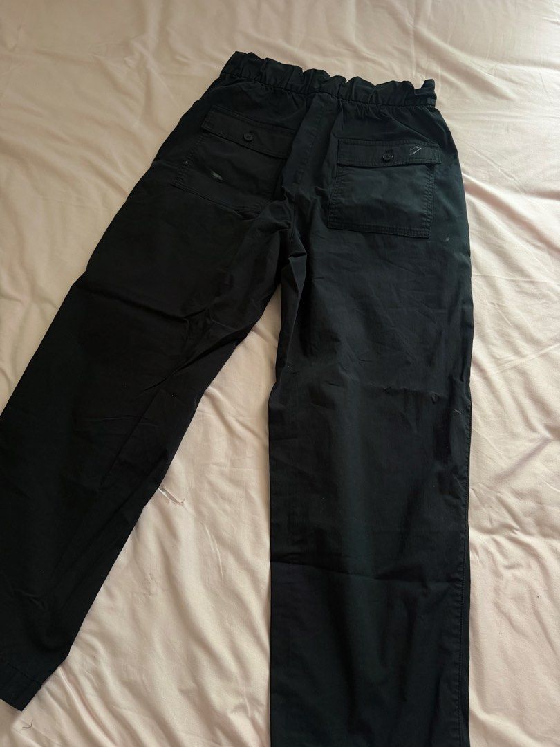 GAP Black Cargo Pants Size S (Category: Jeans) located in Manila. Submitted by leean0924 (Listing ID 1462885789, Image 2). Description: - GAP black cargo pants - Size S - Elastic waistband with drawstring - Multiple front and back pockets - Made in Vietnam - Note: Some marks and small holes visible on the front of the legs.