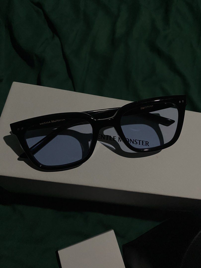 Gentle Monster Breezebe 01 Sunglasses (Category: Sunglasses & Eyewear) located in Calapan. Submitted by chabiiiiiiiiiiiiiii (Listing ID 1463044423, Image 1). Description: Authentic Gentle Monster Sunglasses Breezebe 01 Black acetate frame, blue lenses Inclusions: Sunglasses, authenticity card, receipt, case, box, cleaning cloth.