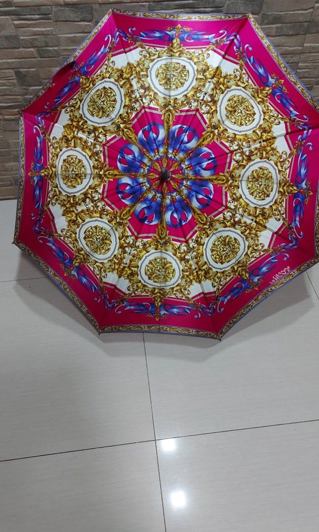 Gianni versace long umbrella (Category: Other Accessories) located in Quezon City. Submitted by threetwotwo2ndaccount (Listing ID 1462944679, Image 1). Description: gianni versace long umbrella issue: ung handle lng po bakbak ung color bawal sa maselan bawal sa barat.
