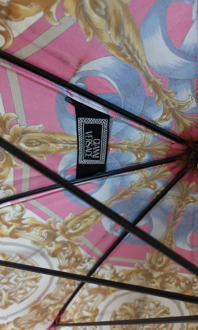 Gianni versace long umbrella (Category: Other Accessories) located in Quezon City. Submitted by threetwotwo2ndaccount (Listing ID 1462944679, Image 3). Description: gianni versace long umbrella issue: ung handle lng po bakbak ung color bawal sa maselan bawal sa barat.