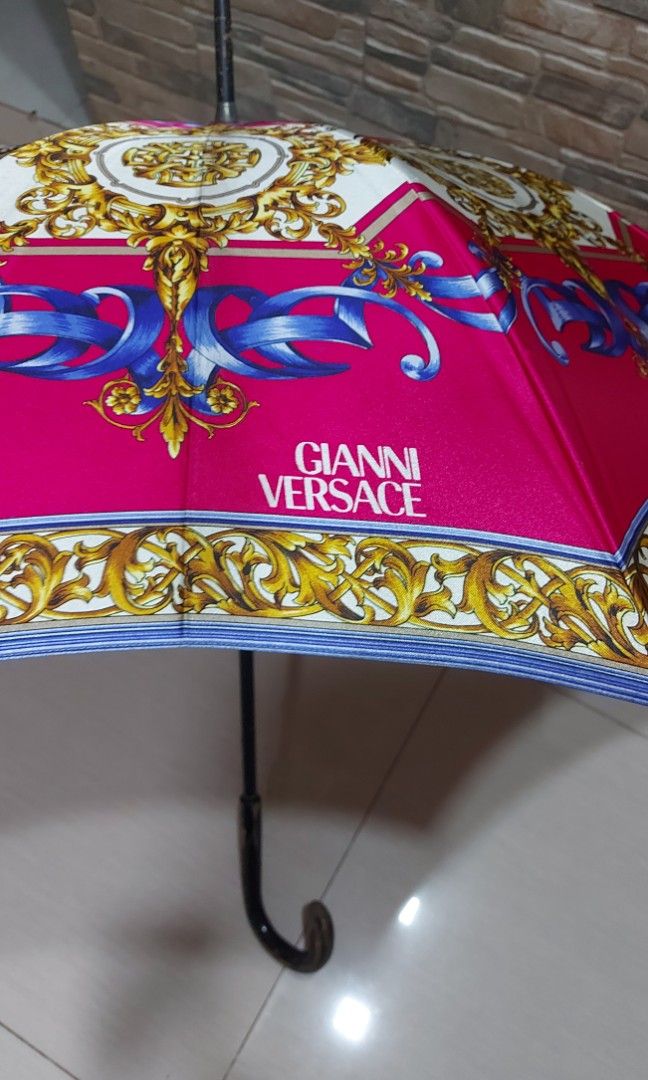 Gianni versace long umbrella (Category: Other Accessories) located in Quezon City. Submitted by threetwotwo2ndaccount (Listing ID 1462944679, Image 2). Description: gianni versace long umbrella issue: ung handle lng po bakbak ung color bawal sa maselan bawal sa barat.