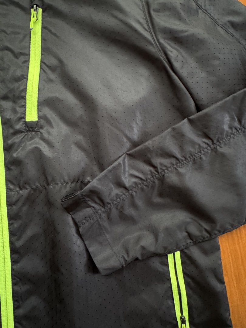 Giordano Men’s Windbreaker Jacket (Category: Coats, Jackets and Outerwear) located in Pasig City. Submitted by kutleyn (Listing ID 1462885387, Image 3). Description: .