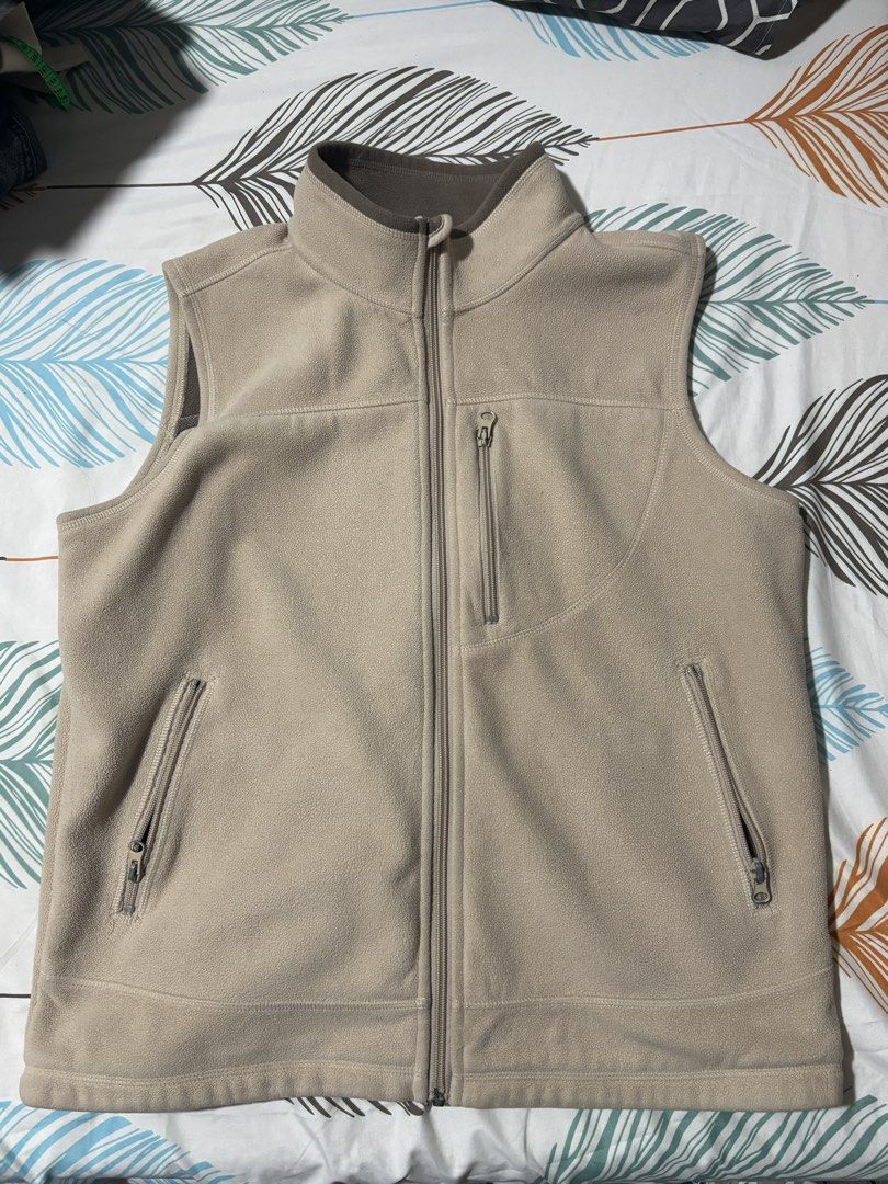 Giordano Vest (Category: Coats, Jackets and Outerwear) located in Manila. Submitted by doe_cokie (Listing ID 1463006829, Image 1). Description: Size M.