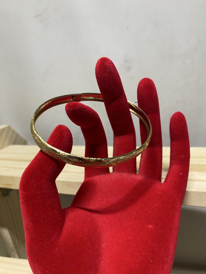 Gold Tone Textured Bangle Bracelet (Category: Bracelets) located in Pasacao. Submitted by wengpullar37205 (Listing ID 1463011570, Image 1). Description: - Classic gold tone bangle - Textured pattern all around - Hinged clasp for easy wear - Simple and versatile - Perfect for stacking or wearing alone -FAS 925 markings po.