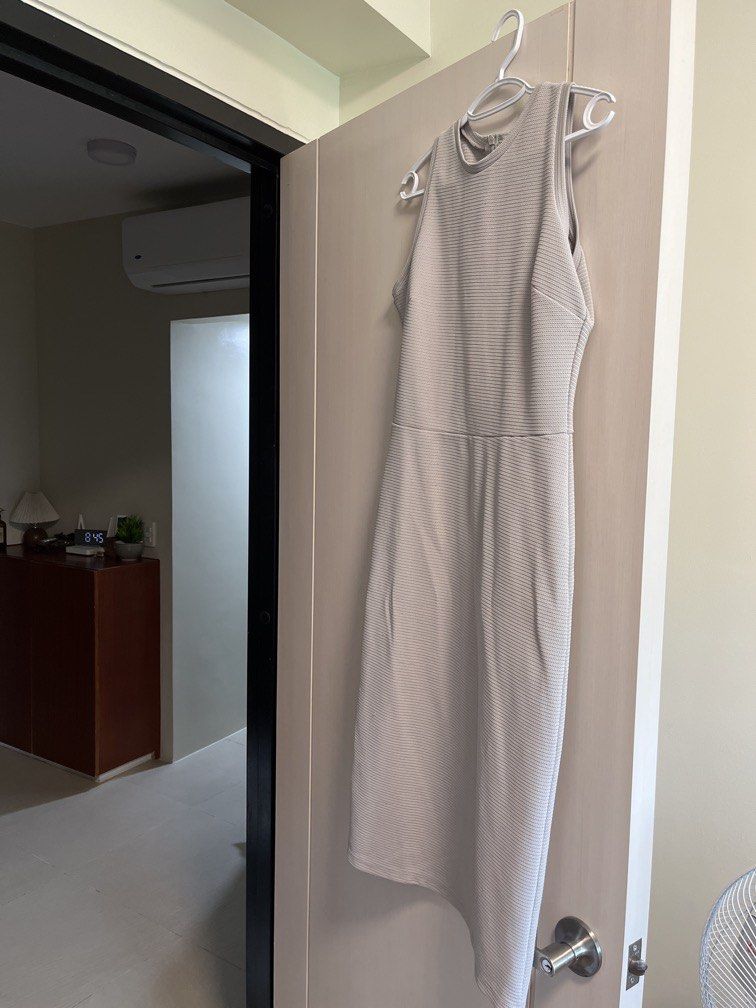 Gray Bodycon Dress (Category: Dresses) located in Paranaque City. Submitted by everybodycloset (Listing ID 1462887470, Image 1). Description: I have to be very honest here, I had worn it for quite some time pero not to galgal pleaseee. Berify it with the photo. The tela is stretchy, it has slit at the back, is is a semi halter type dress The size is Large but fits semi medium as well kasi nga stretchy.