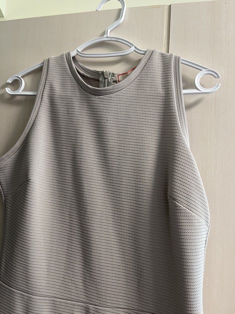Gray Bodycon Dress (Category: Dresses) located in Paranaque City. Submitted by everybodycloset (Listing ID 1462887470, Image 2). Description: I have to be very honest here, I had worn it for quite some time pero not to galgal pleaseee. Berify it with the photo. The tela is stretchy, it has slit at the back, is is a semi halter type dress The size is Large but fits semi medium as well kasi nga stretchy.