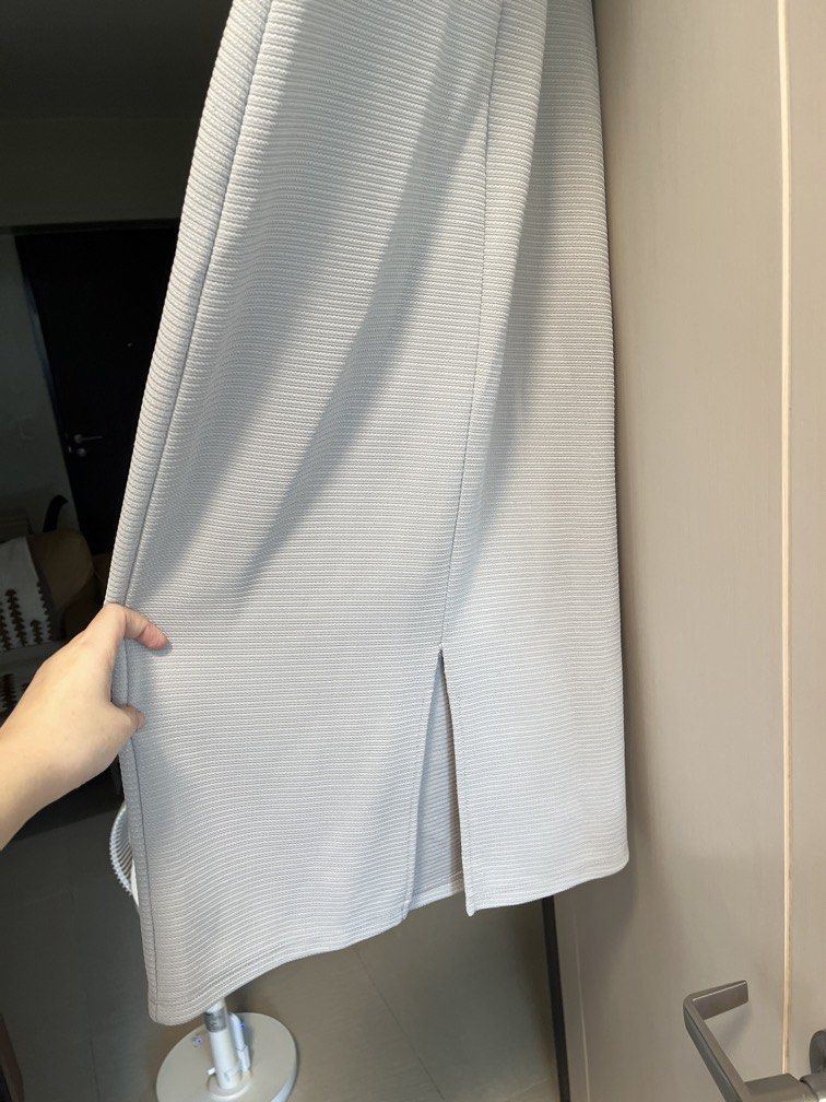 Gray Bodycon Dress (Category: Dresses) located in Paranaque City. Submitted by everybodycloset (Listing ID 1462887470, Image 3). Description: I have to be very honest here, I had worn it for quite some time pero not to galgal pleaseee. Berify it with the photo. The tela is stretchy, it has slit at the back, is is a semi halter type dress The size is Large but fits semi medium as well kasi nga stretchy.