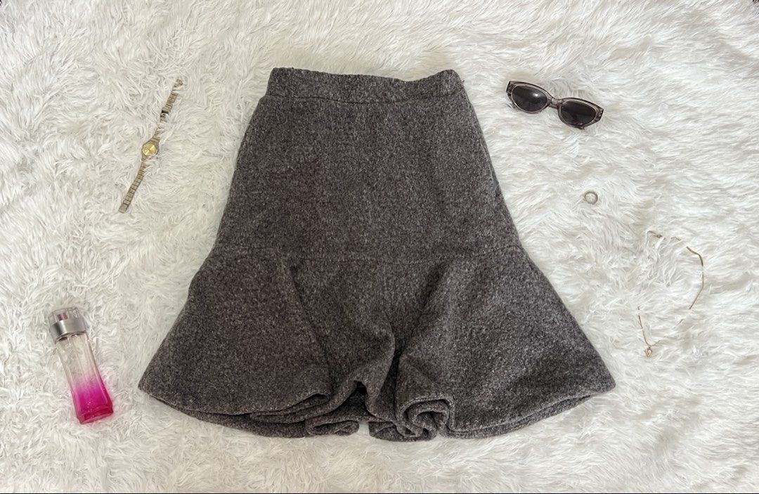 Grey Flared Skirt with Textured Fabric (Category: Skirts) located in Tuguegarao City. Submitted by love_clothies (Listing ID 1462902784, Image 1). Description: - Grey skirt with a textured fabric - Flared hemline for added volume - Simple and clean waistband - Versatile for casual outings or dressing up - Easy to pair with various tops.