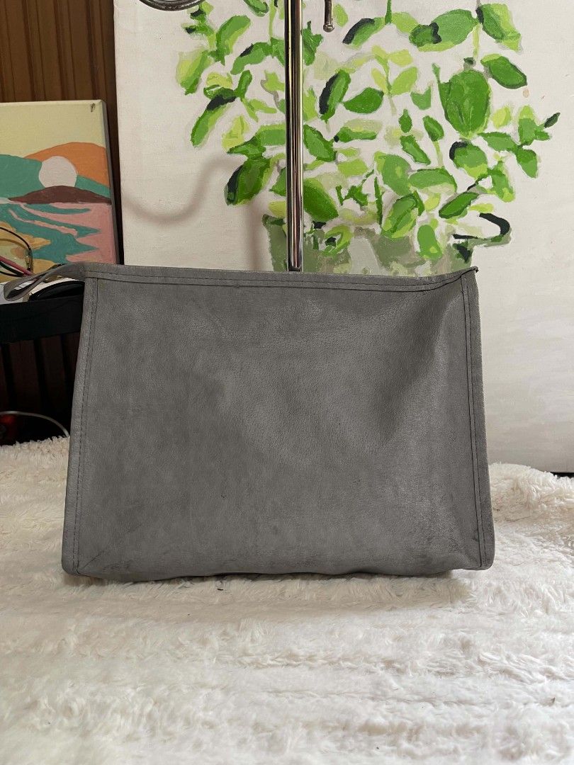 Grey Leather pouch Bag (Category: Clutches) located in Naawan. Submitted by twilly.apparel2 (Listing ID 1462913124, Image 1). Description: - issue have color transfer Classic grey leather clutch - Simple and elegant design - Secure zipper closure - Fully lined interior - Approximately 9 inches wide - Ideal for everyday use or travel - Fits all your essentials.
