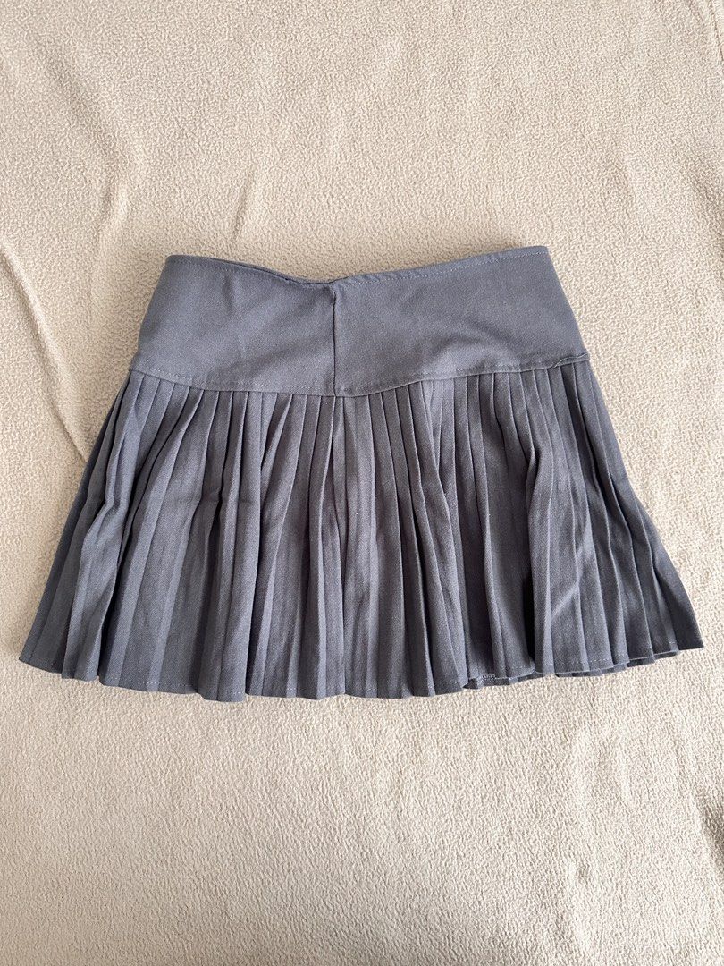 Grey Pleated Mini Skirt Size S (Category: Skirts) located in Paranaque City. Submitted by kasheeko (Listing ID 1462961538, Image 1). Description: - Grey pleated mini skirt - back zipper closure - Lined interior - Estimated size S Used once only.