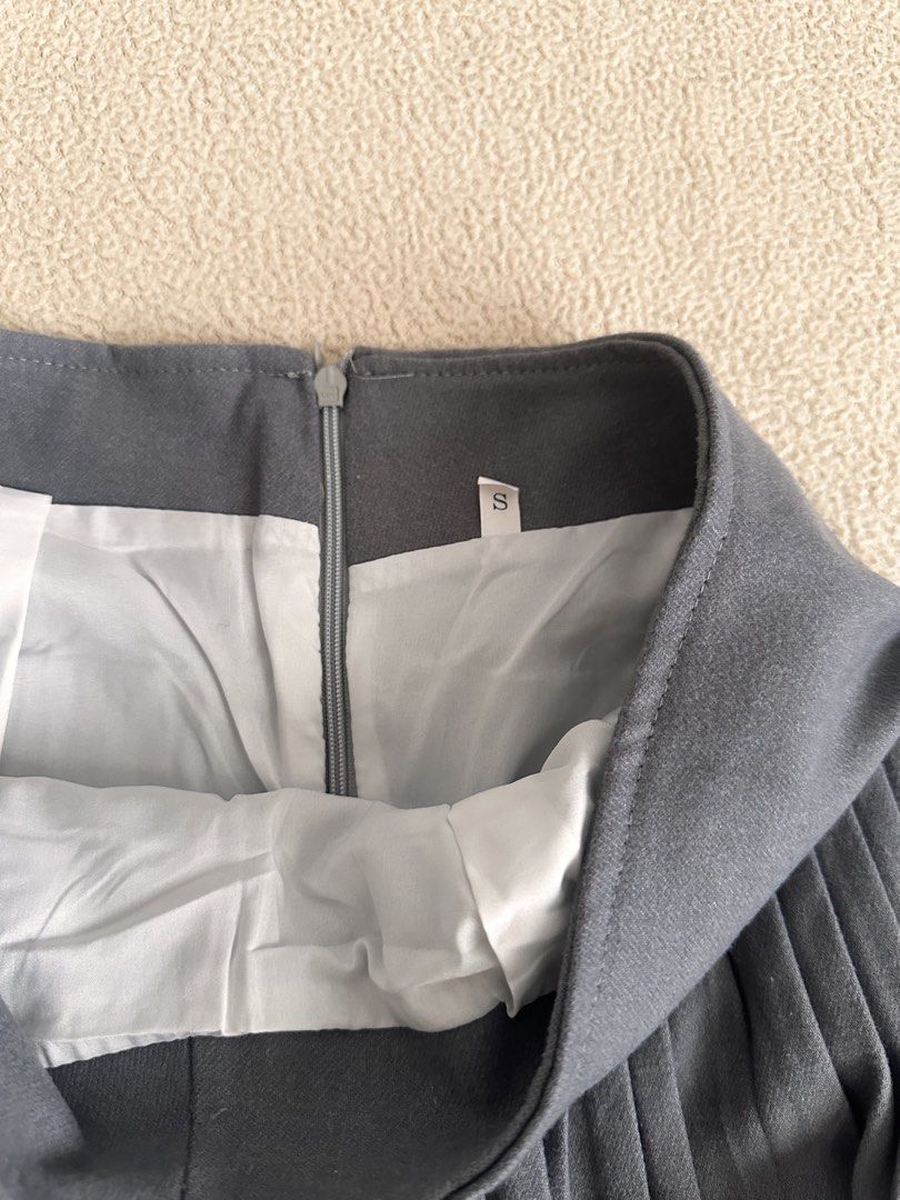 Grey Pleated Mini Skirt Size S (Category: Skirts) located in Paranaque City. Submitted by kasheeko (Listing ID 1462961538, Image 2). Description: - Grey pleated mini skirt - back zipper closure - Lined interior - Estimated size S Used once only.