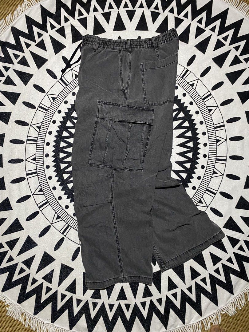 GU baggy cargo (Category: Jeans) located in Badiangan. Submitted by iralorana.thrift (Listing ID 1463022781, Image 1). Description: - Grey cargo pants - Elastic waistband with drawstring for adjustable comfort - Multiple pockets, including spacious cargo pockets on the legs - Relaxed fit for a comfortable, casual look - Ideal for everyday wear and versatile styling.