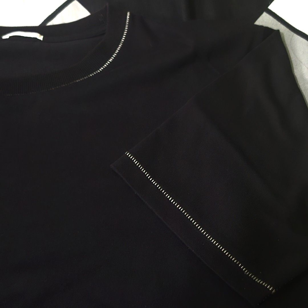 GU black over size T-shirt (Category: Activewear) located in Adams. Submitted by frog_and_clover (Listing ID 1462919360, Image 2). Description: Over size T-shirt, good for, medium to extra Large.