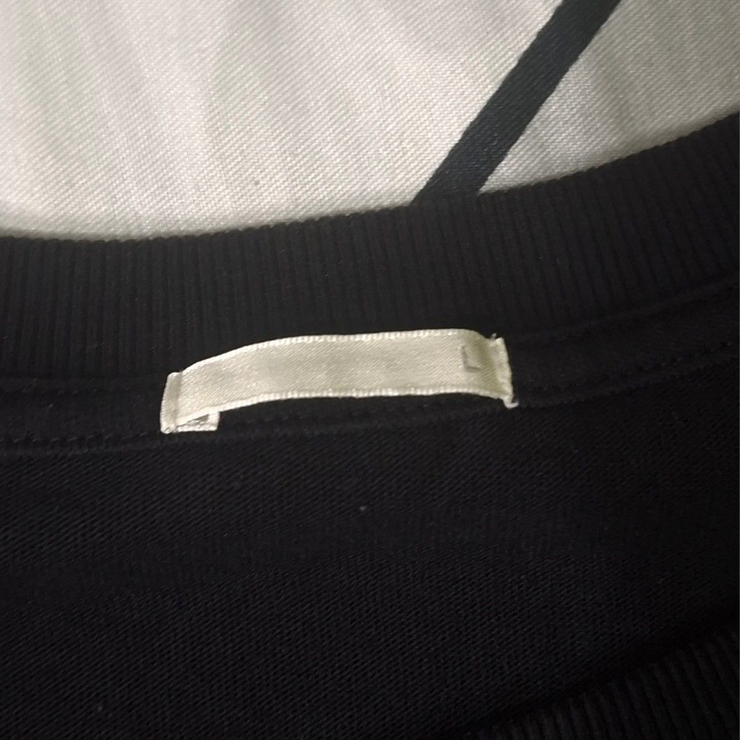 GU black over size T-shirt (Category: Activewear) located in Adams. Submitted by frog_and_clover (Listing ID 1462919360, Image 3). Description: Over size T-shirt, good for, medium to extra Large.