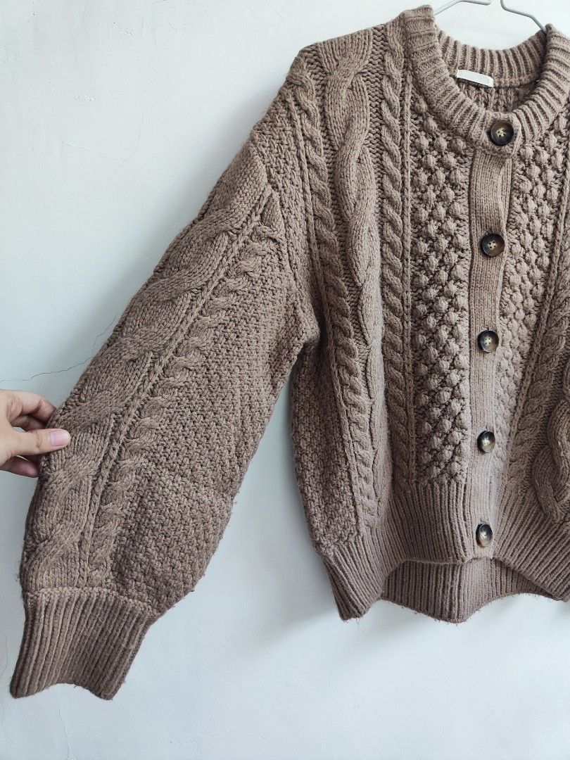 GU Cable Cocoon Heavy/Chunky Cardigan (Category: Coats, Jackets and Outerwear) located in Iligan City. Submitted by nadxxxie (Listing ID 1463032387, Image 3). Description: - GU cable knit cardigan - Color: beige - Size: Small on tag -Material: 87% Acrylic, 9% Nylon, 4% Polyester -With very minimal flaw: Very slight distortion sa hem ng right sleeve. Very minimal lang and not noticeable when worn. See last photo. Please read before making an offer