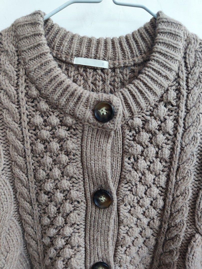 GU Cable Cocoon Heavy/Chunky Cardigan (Category: Coats, Jackets and Outerwear) located in Iligan City. Submitted by nadxxxie (Listing ID 1463032387, Image 2). Description: - GU cable knit cardigan - Color: beige - Size: Small on tag -Material: 87% Acrylic, 9% Nylon, 4% Polyester -With very minimal flaw: Very slight distortion sa hem ng right sleeve. Very minimal lang and not noticeable when worn. See last photo. Please read before making an offer