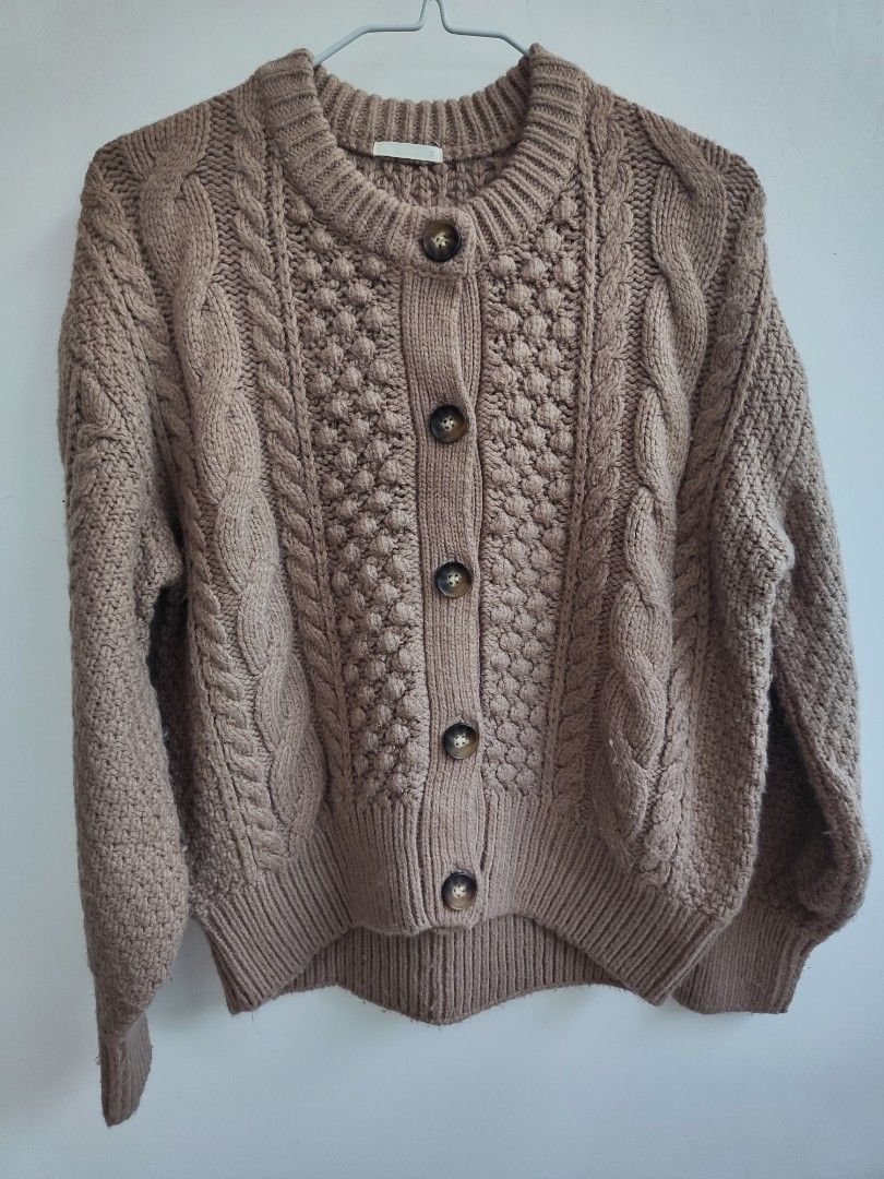 GU Cable Cocoon Heavy/Chunky Cardigan (Category: Coats, Jackets and Outerwear) located in Iligan City. Submitted by nadxxxie (Listing ID 1463032387, Image 1). Description: - GU cable knit cardigan - Color: beige - Size: Small on tag -Material: 87% Acrylic, 9% Nylon, 4% Polyester -With very minimal flaw: Very slight distortion sa hem ng right sleeve. Very minimal lang and not noticeable when worn. See last photo. Please read before making an offer