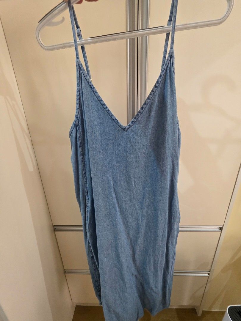 GU Denim Dress (Category: Dresses) located in Dasmarinas. Submitted by ramyeong (Listing ID 1462917757, Image 1). Description: GU Denim Dress Size: L sf c/o buyer.