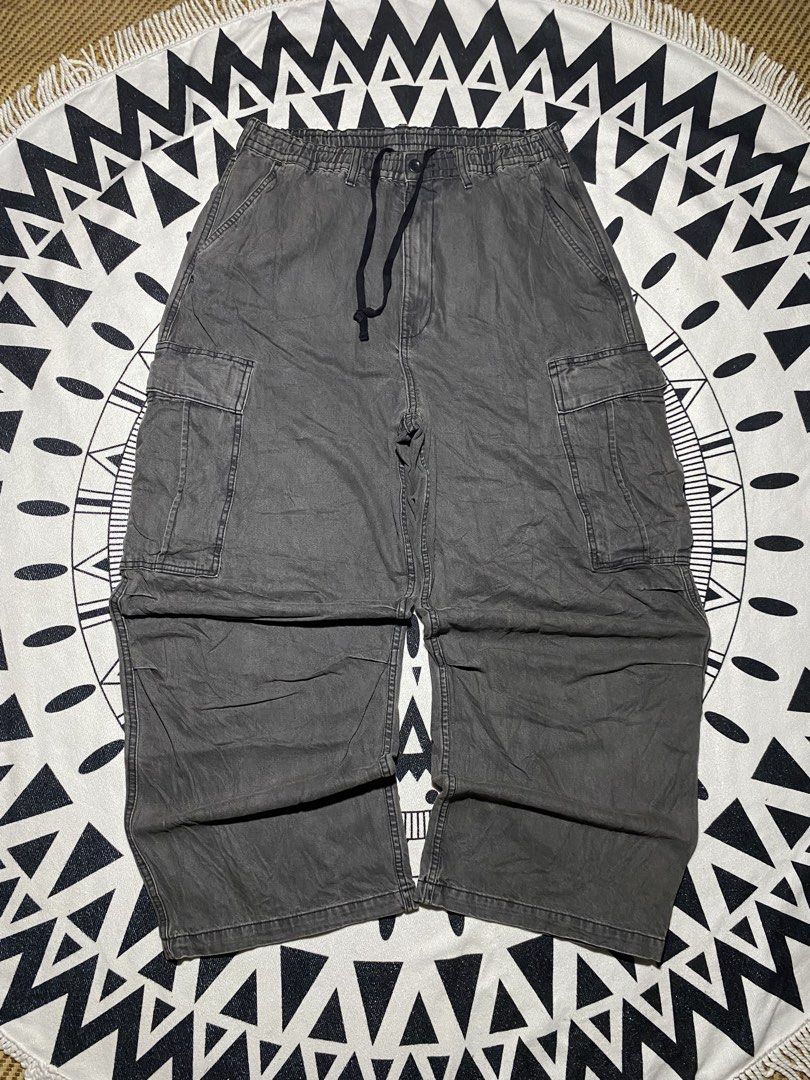 GU Grey Washed Cargo Pants Size L (Category: Jeans) located in Badiangan. Submitted by iralorana.thrift (Listing ID 1463032453, Image 3). Description: - Grey washed GU cargo pants - Elastic waistband with drawstring for a comfortable fit - Multiple spacious cargo pockets on the sides - Adjustable drawstring at the hem for a customizable look - Ideal for everyday casual wear.
