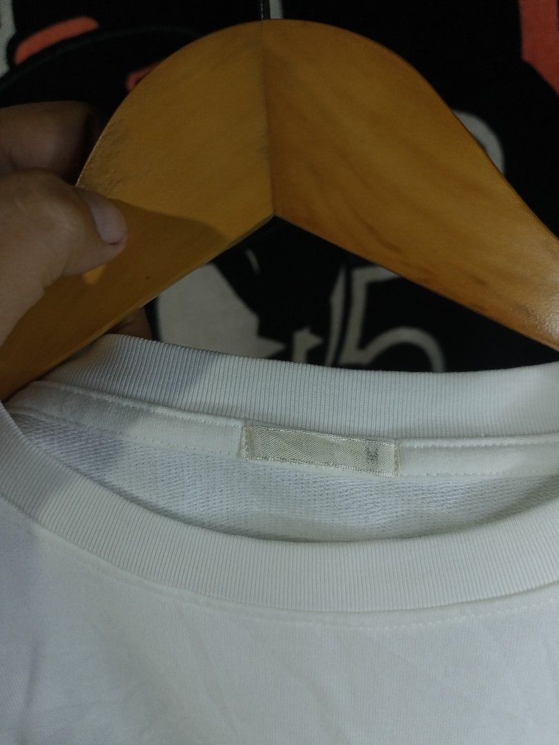 GU White Sweatshirt (Category: Tshirts & Polo Shirts ) located in Castilla. Submitted by stignapamorma (Listing ID 1463042012, Image 3). Description: Branded Thrifted Sweatshirt Size - 21.5x27 Condition - Excellent Color Rate - 9/10 Issue - None Price - 350+SF.