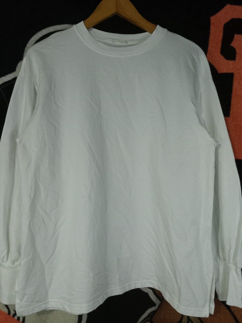 GU White Sweatshirt (Category: Tshirts & Polo Shirts ) located in Castilla. Submitted by stignapamorma (Listing ID 1463042012, Image 1). Description: Branded Thrifted Sweatshirt Size - 21.5x27 Condition - Excellent Color Rate - 9/10 Issue - None Price - 350+SF.