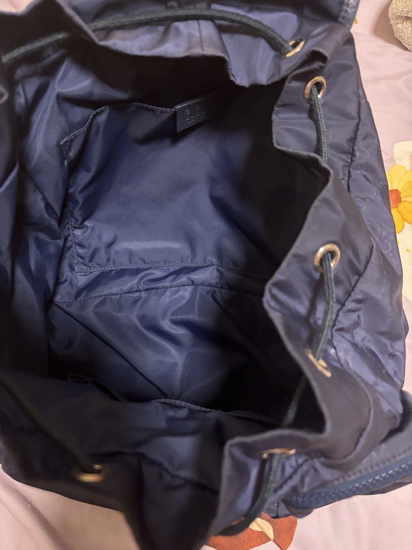 GUCCI 藍色 GG Monogram 背囊 （分類：手袋及銀包）位於 Hong Kong。 由 bella859 提交（商品編號 1463116018，圖片 3）。簡介： GUCCI 藍色背囊，GG Monogram圖案 袋面有啪扣位同埋索繩開合，前面有兩個小袋，方便放嘢。袋身係尼龍配皮邊，入面有間隔，可以放好多嘢。