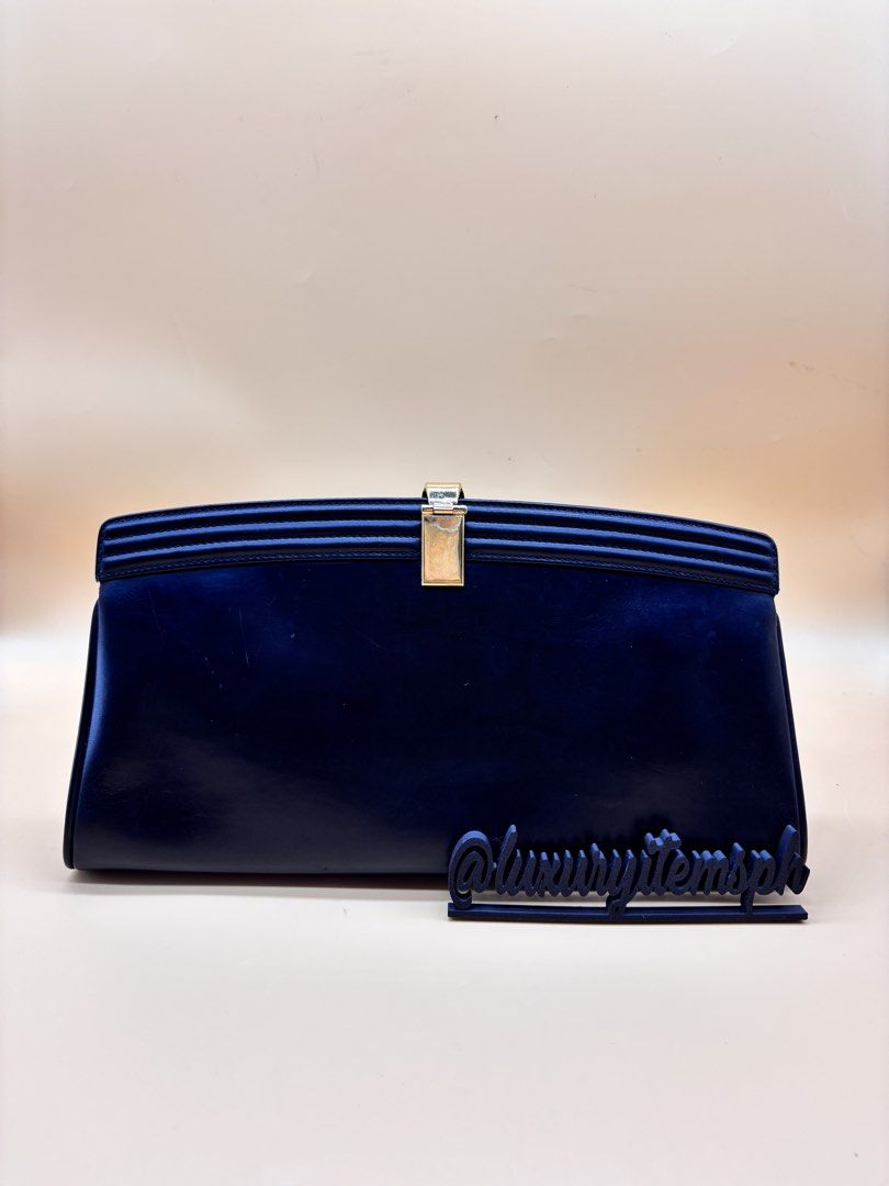 Gucci leather clutch (Category: Luxury Bags & Wallets) located in Pamplona. Submitted by luxuryitems_ph (Listing ID 1462992511, Image 2). Description: - Black leather clutch - Secure gold clasp closure - Stylish ribbed detail on top - Fold-over design for versatile styling - Ideal for evening wear and special occasions - Dimensions: Approximately 12 inches long.