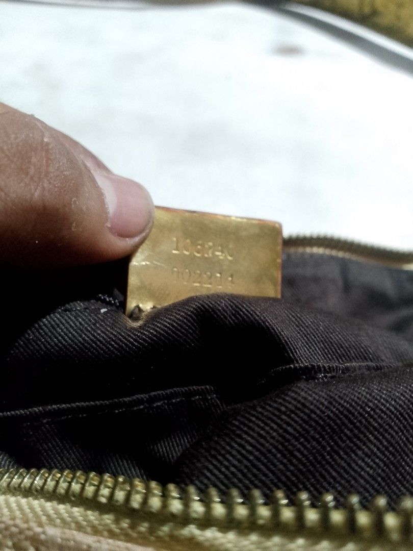 Gucci sling bag (Category: Luxury Bags & Wallets) located in Datu Odin Sinsuat (Dinaig). Submitted by matic_01 (Listing ID 1463012586, Image 3). Description: guaranteed authentic no issue rang AB open for vediocall.