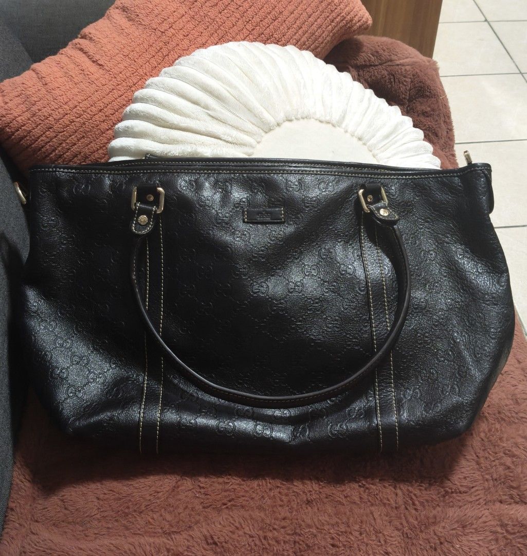 Gucci Tote Bag (Category: Tote Bags) located in Quezon City. Submitted by archer222 (Listing ID 1463074725, Image 1). Description: Japan Sourced Coded with black tag.