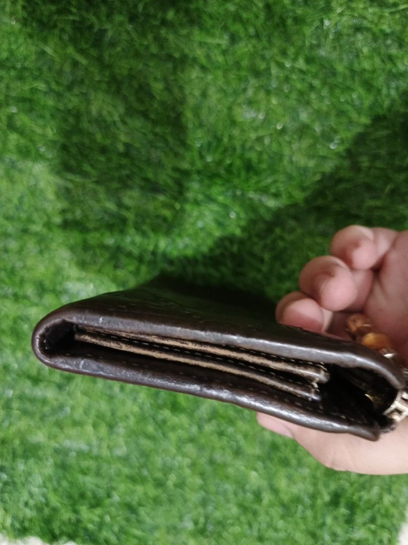Gucci Vintage Long zip (Category: Luxury Bags & Wallets) located in Manticao. Submitted by jiachloeyana (Listing ID 1463045404, Image 3). Description: in good condition coded genuine leather no flaws.