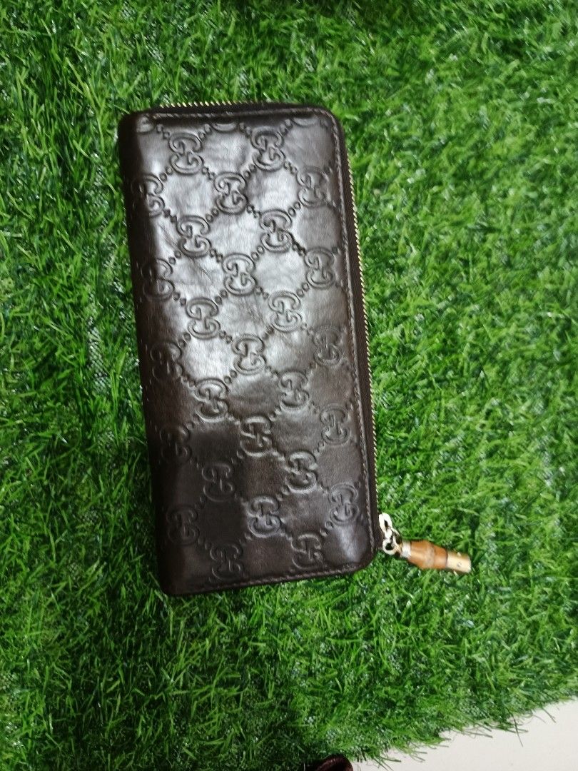 Gucci Vintage Long zip (Category: Luxury Bags & Wallets) located in Manticao. Submitted by jiachloeyana (Listing ID 1463045404, Image 1). Description: in good condition coded genuine leather no flaws.