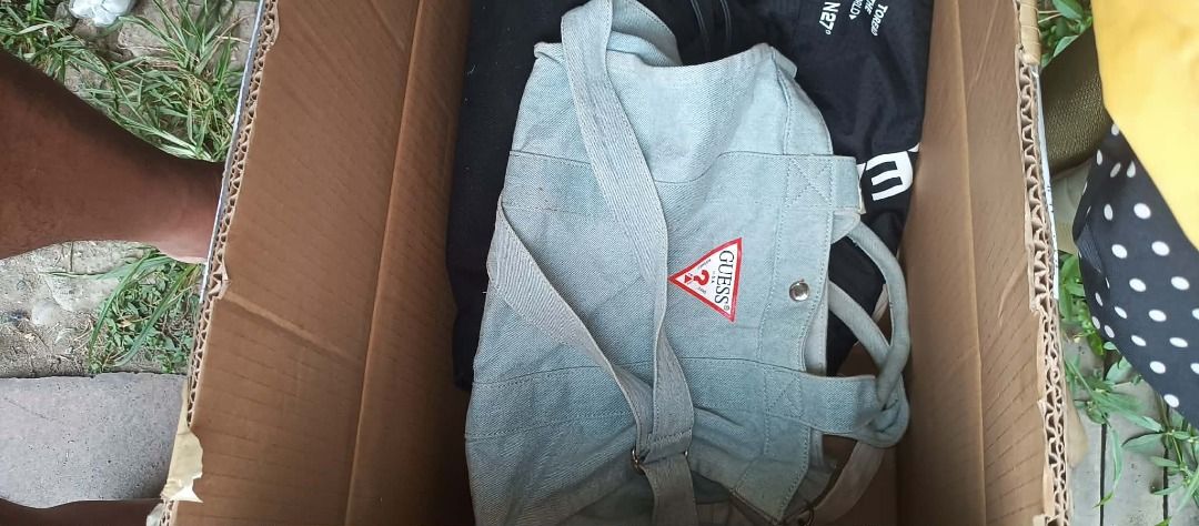 GUESS DENIM BAG (Category: Shoulder Bags) located in Makati City. Submitted by egsdhadghas (Listing ID 1463071833, Image 3). Description: IN EXCELLENT CONDITION.