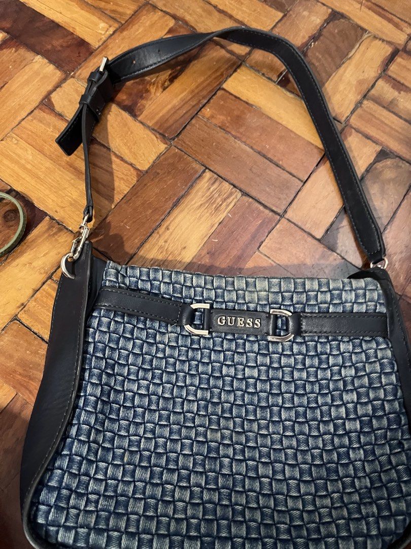 Guess Handbag / shoulder bag (Category: Purses & Pouches) located in Mandaluyong City. Submitted by skylistings_c (Listing ID 1462923344, Image 2). Description: No issues Minimal signs of use.